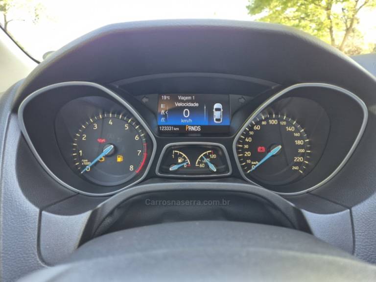 FORD - FOCUS - 2015/2016 - Branca - R$ 67.900,00
